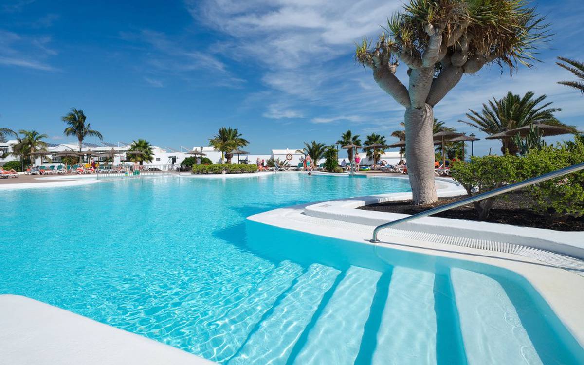 Zwei schwimmbecken Hotel ILUNION Costa Sal Lanzarote Puerto del Carmen